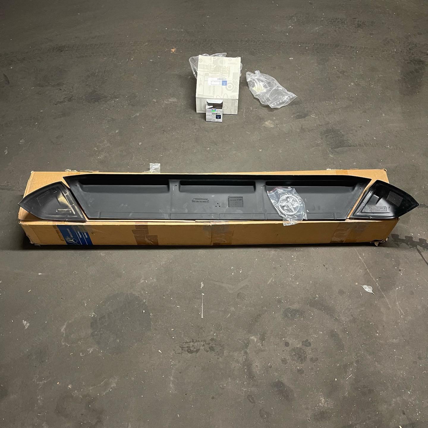 AMG Ducktail Spoiler W124 - Image 4