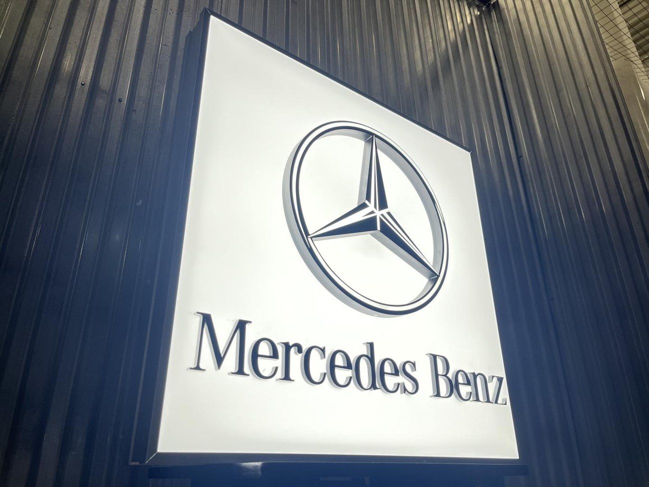 Original Mercedes-Benz Promotional Illuminated Sign - Image 7
