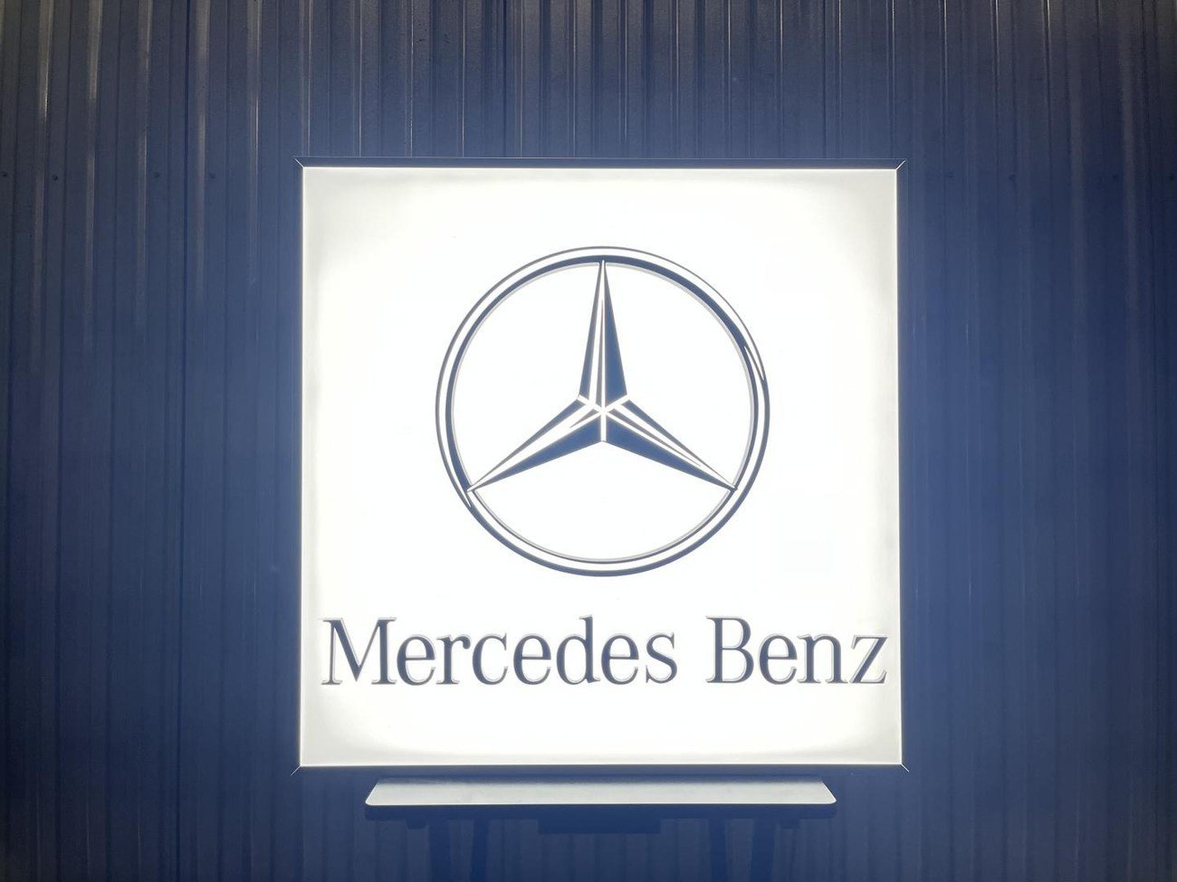 Original Mercedes-Benz Promotional Illuminated Sign - Image 8